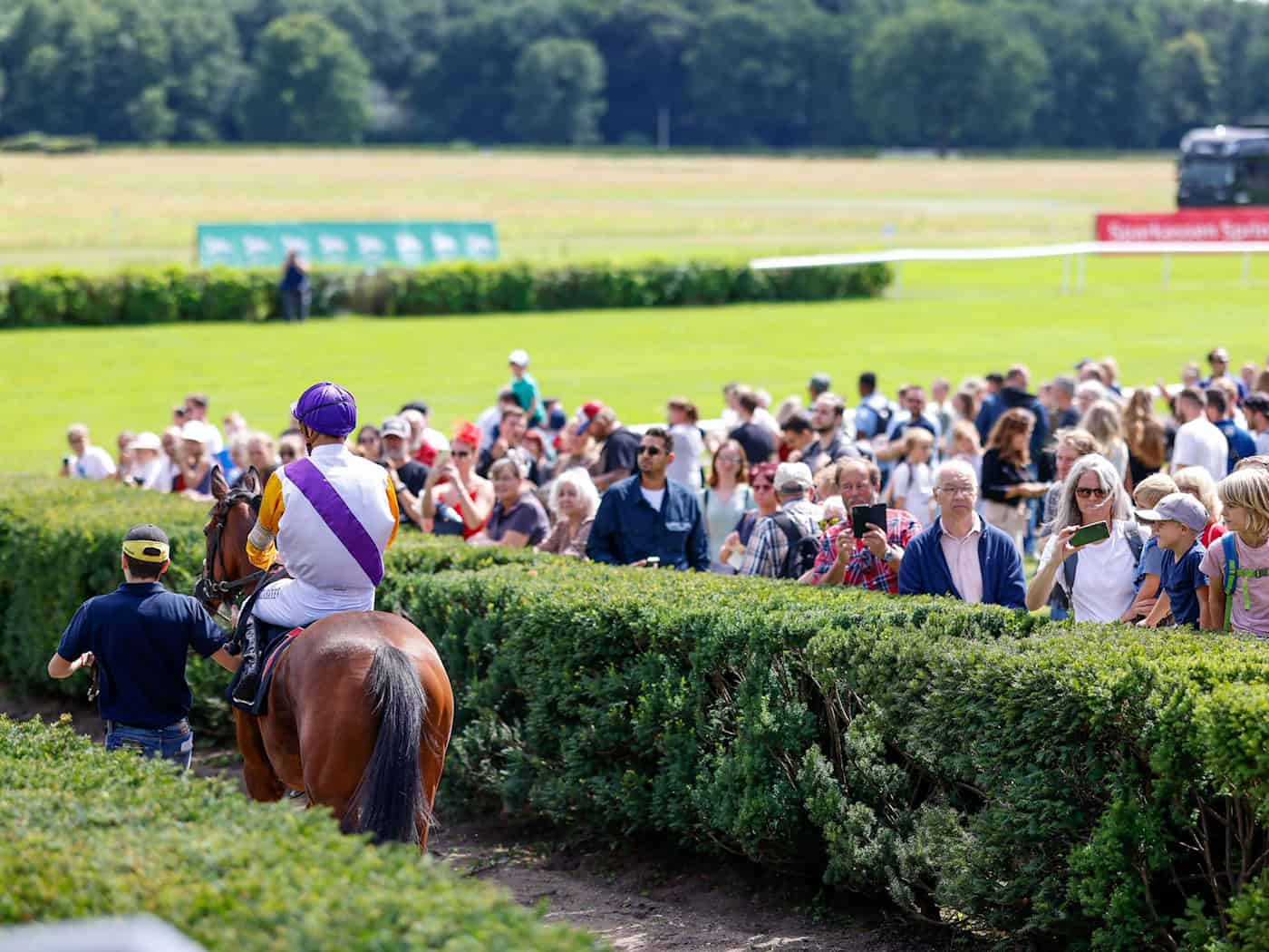 Auf der Pferderennbahn Hoppegarten steht der zweite Renntag des Jahres an. (Archivbild) / Foto: Gerald Matzka/dpa