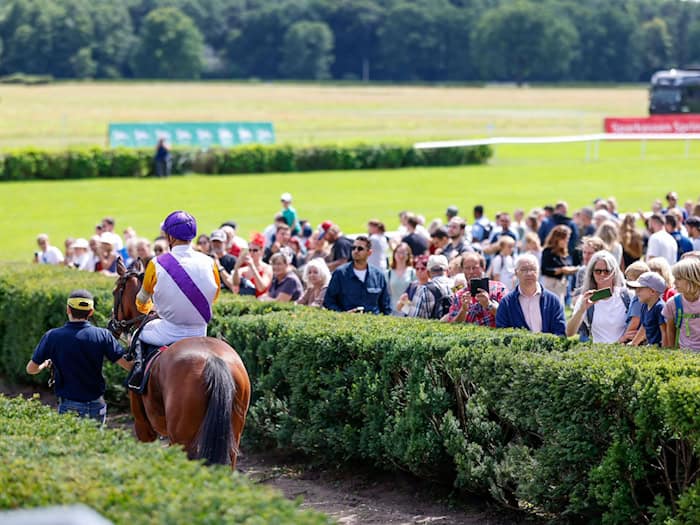 Auf der Pferderennbahn Hoppegarten steht der zweite Renntag des Jahres an. (Archivbild) / Foto: Gerald Matzka/dpa
