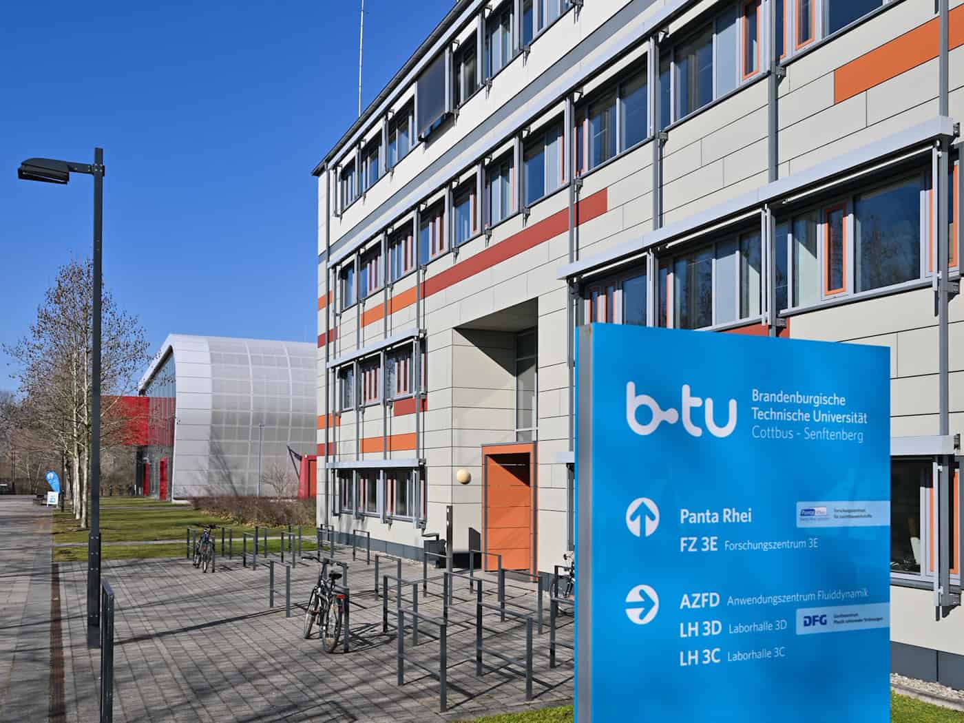 Auf dem Campus der Uni in Cottbus gibt es Ministerinnen-Besuch. (Archivbild) / Foto: Patrick Pleul/dpa