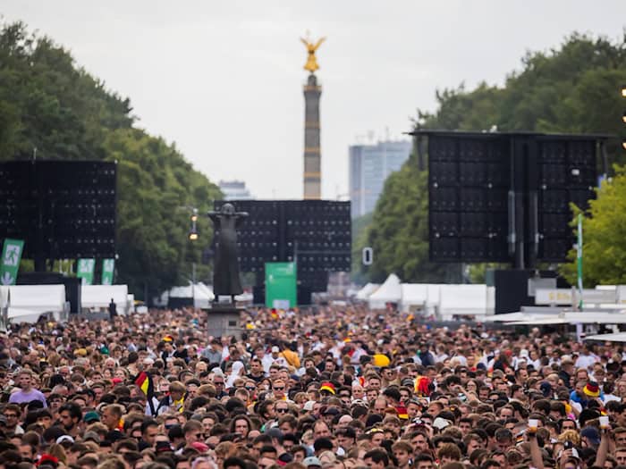 Zur Fußball-WM 2026 gibt es keine Fanmeile am Brandenburger Tor. (Archivbild) / Foto: Christoph Soeder/dpa