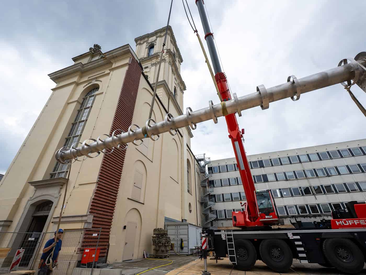 Die Säulen aus Edelstahl sollen die Turmhaube der Garnisonkirche in Potsdam tragen. / Foto: Soeren Stache/dpa