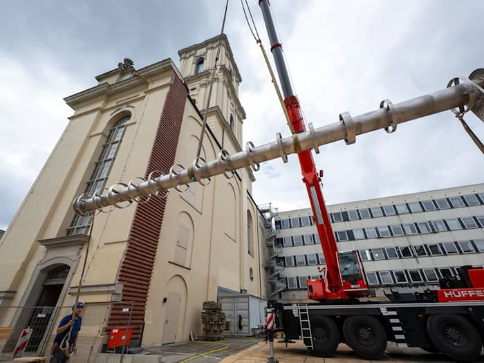 Die Säulen aus Edelstahl sollen die Turmhaube der Garnisonkirche in Potsdam tragen. / Foto: Soeren Stache/dpa