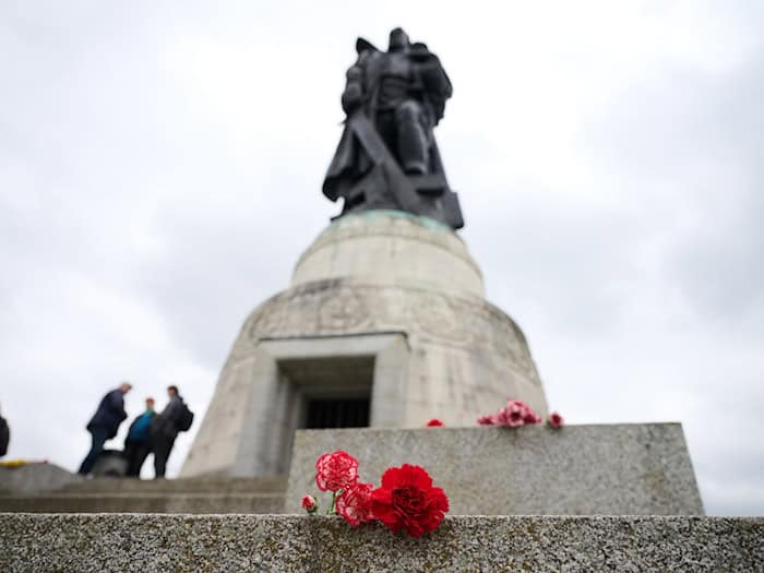 Viele Menschen zieht es am 8. Mai in den Treptower Park - so auch in diesem Jahr. / Foto: Annette Riedl/dpa