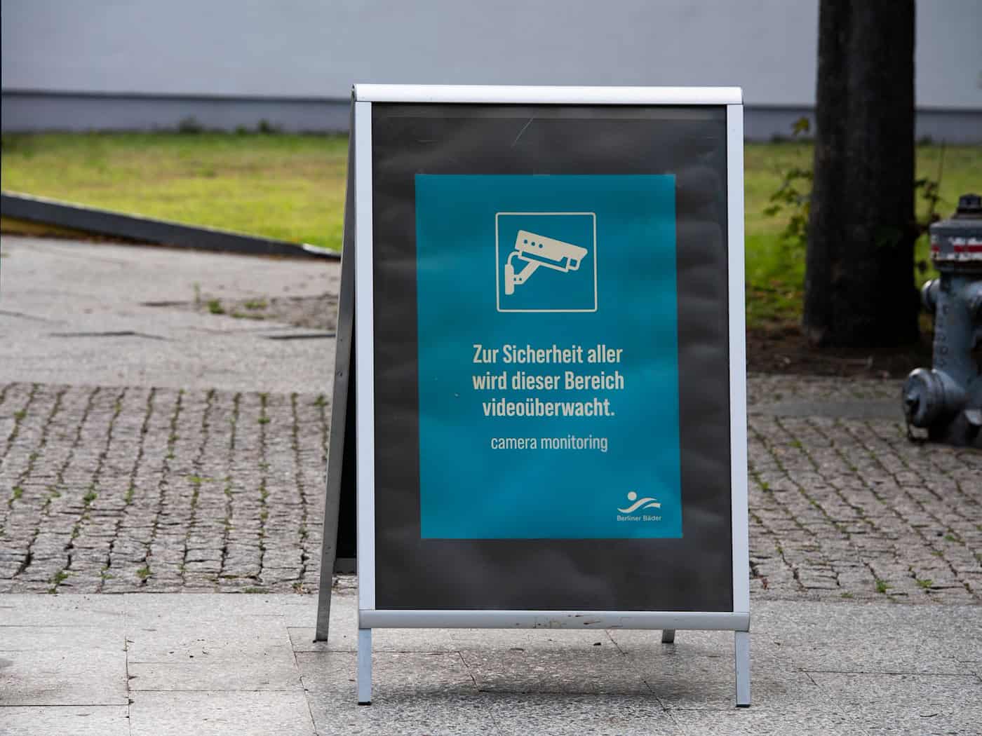 Gericht: Videokameras und Ausweiskontrollen an Berliner Bädern verstoßen nicht gegen den Datenschutz. (Archivbild) / Foto: Paul Zinken/dpa