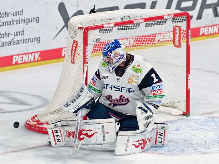 War einer der Titelgaranten für die Eisbären Berlin: Torhüter Jonas Stettmer. (Archivbild) / Foto: Uwe Anspach/dpa