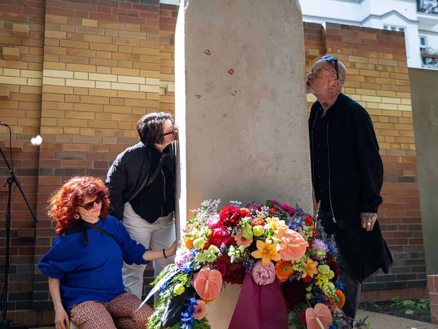 Ein «Kissing Stone» und Platz für bis zu 100 Urnen: In Berlin-Schöneberg ist eine neue Grab- und Gedenkstätte für queere Menschen entstanden.  / Foto: Fabian Sommer/dpa