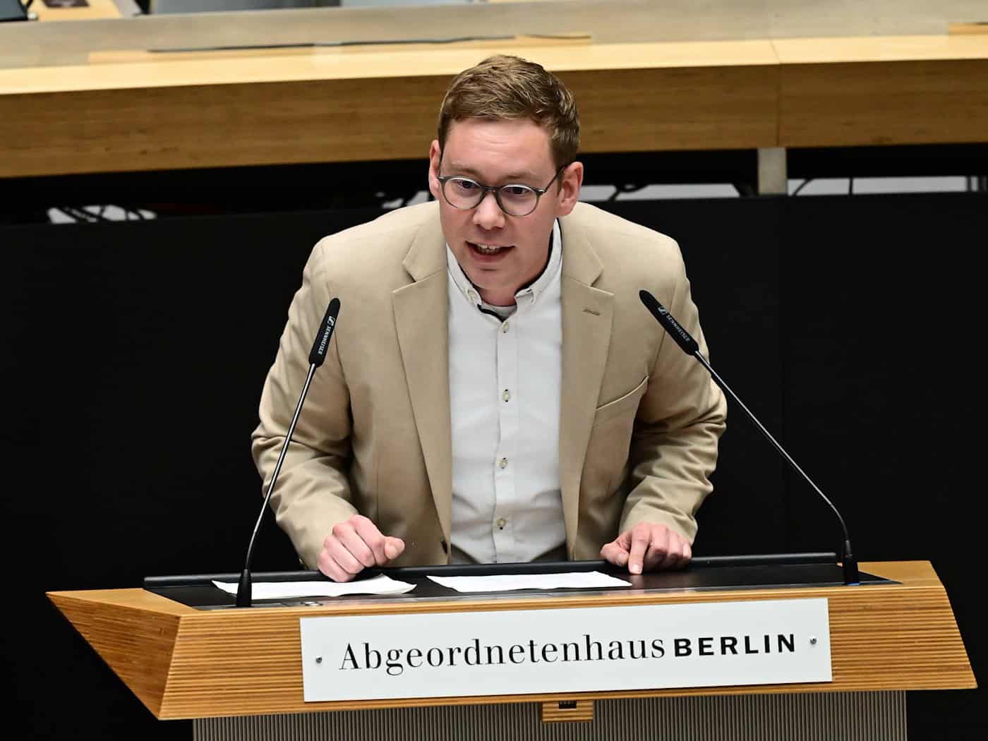 Grünen-Abgeordneter Vasili Franco hat sich für ein autofreies Kreuzberg am 1 Mai ausgesprochen.  / Foto: Sebastian Christoph Gollnow/dpa