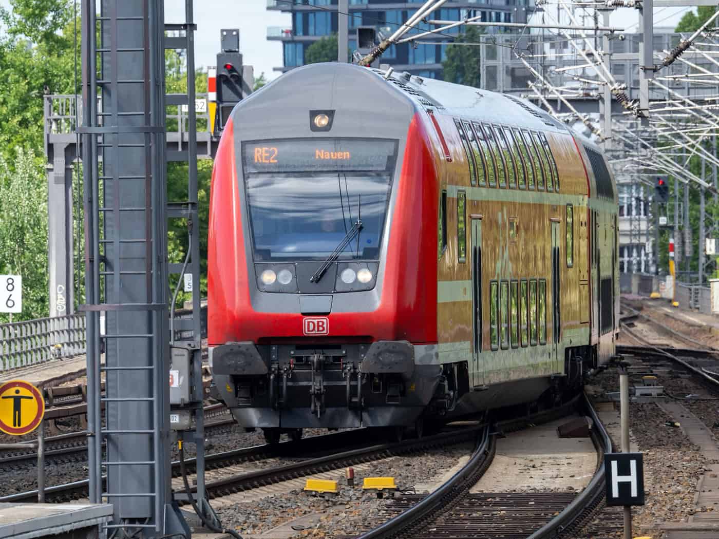 Das 9-Euro-Ticket galt 2022 unter anderem für Regionalzüge, S-Bahnen und U-Bahnen. (Archivbild)  / Foto: Soeren Stache/dpa