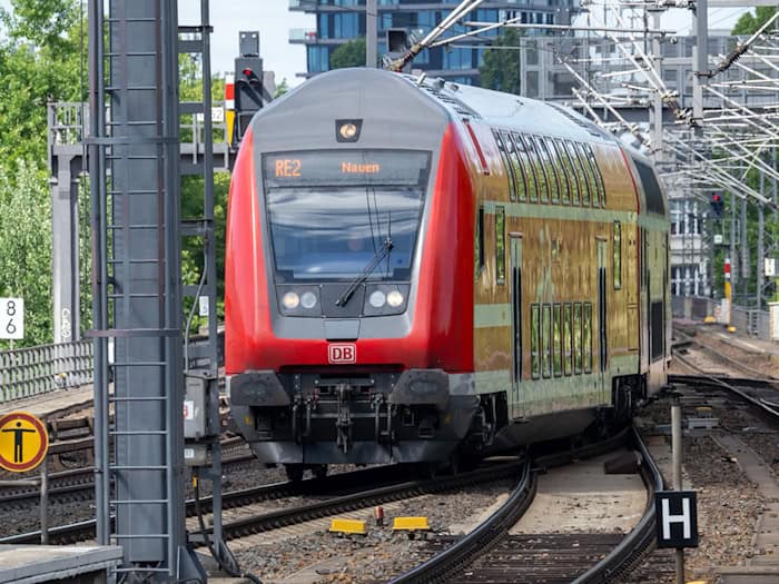 Das 9-Euro-Ticket galt 2022 unter anderem für Regionalzüge, S-Bahnen und U-Bahnen. (Archivbild)  / Foto: Soeren Stache/dpa