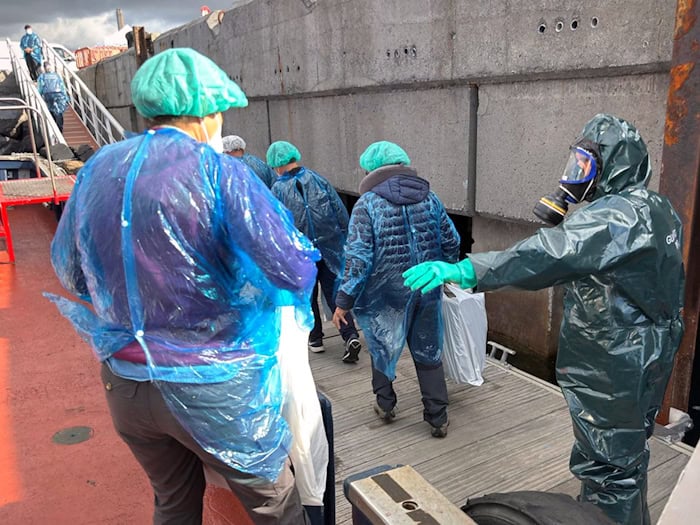 Passagiere dürfen nach einer ersten Untersuchung durch Ärzte auf Teneriffa die «Hondius» verlassen. / Foto: -/AP/dpa