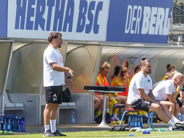 Die Auswahl von Hertha-Coach Kurbjuweit spielt im Olympiastadion gegen Erfurt.  / Foto: Andreas Gora/dpa