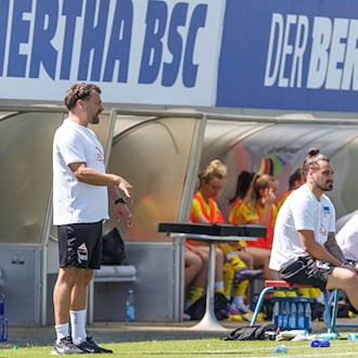 Die Auswahl von Hertha-Coach Kurbjuweit spielt im Olympiastadion gegen Erfurt.  / Foto: Andreas Gora/dpa