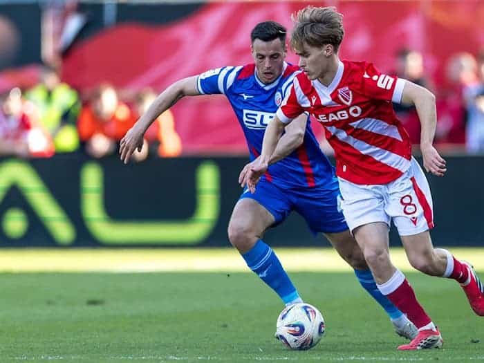 Lukas Michelbrink (r) schaffte mit Cottbus den Aufstieg. (Archivbild) / Foto: Frank Hammerschmidt/dpa