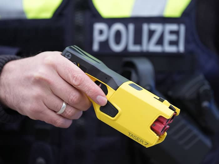 Die Berliner Polizei hat bei einem Einsatz in Mariendorf einen Taser eingesetzt. (Symbolbild) / Foto: Marcus Brandt/dpa