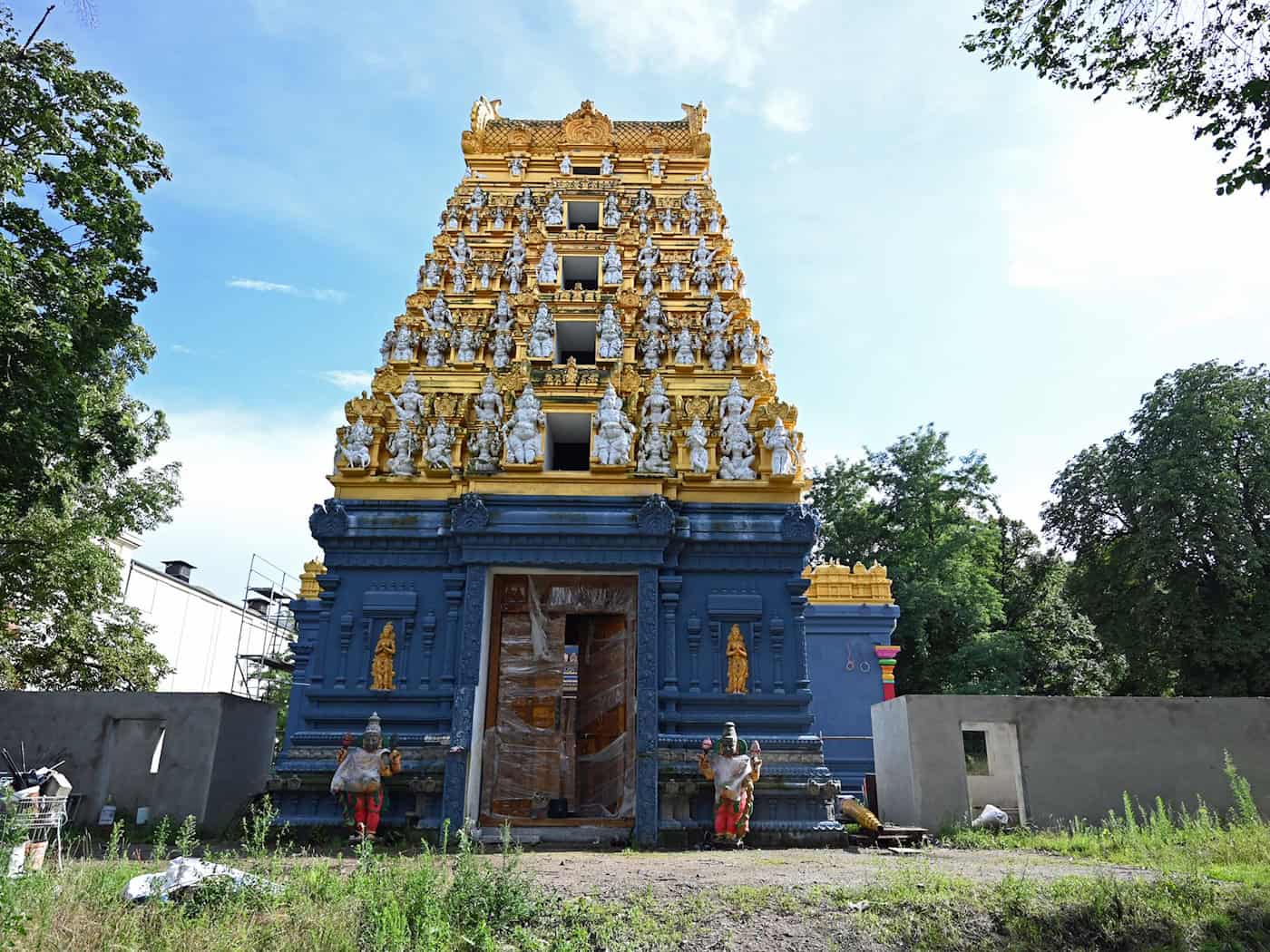 Am neuen Sri-Ganesha-Hindu-Tempel an der Berliner Hasenheide wurde viele Jahre gebaut. Nun steht die Eröffnung bevor. (Archivbild)  / Foto: Malin Wunderlich/dpa