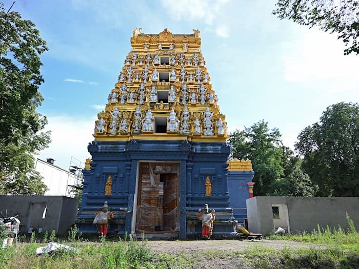 Am neuen Sri-Ganesha-Hindu-Tempel an der Berliner Hasenheide wurde viele Jahre gebaut. Nun steht die Eröffnung bevor. (Archivbild)  / Foto: Malin Wunderlich/dpa