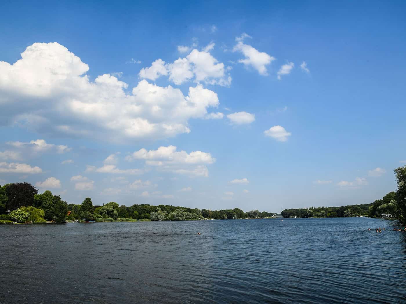 Nicht überall an den Seen in Potsdam ist Wassersport erlaubt. (Symbolbild) / Foto: Julian Stähle/dpa-Zentralbild/dpa