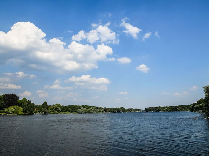 Nicht überall an den Seen in Potsdam ist Wassersport erlaubt. (Symbolbild) / Foto: Julian Stähle/dpa-Zentralbild/dpa