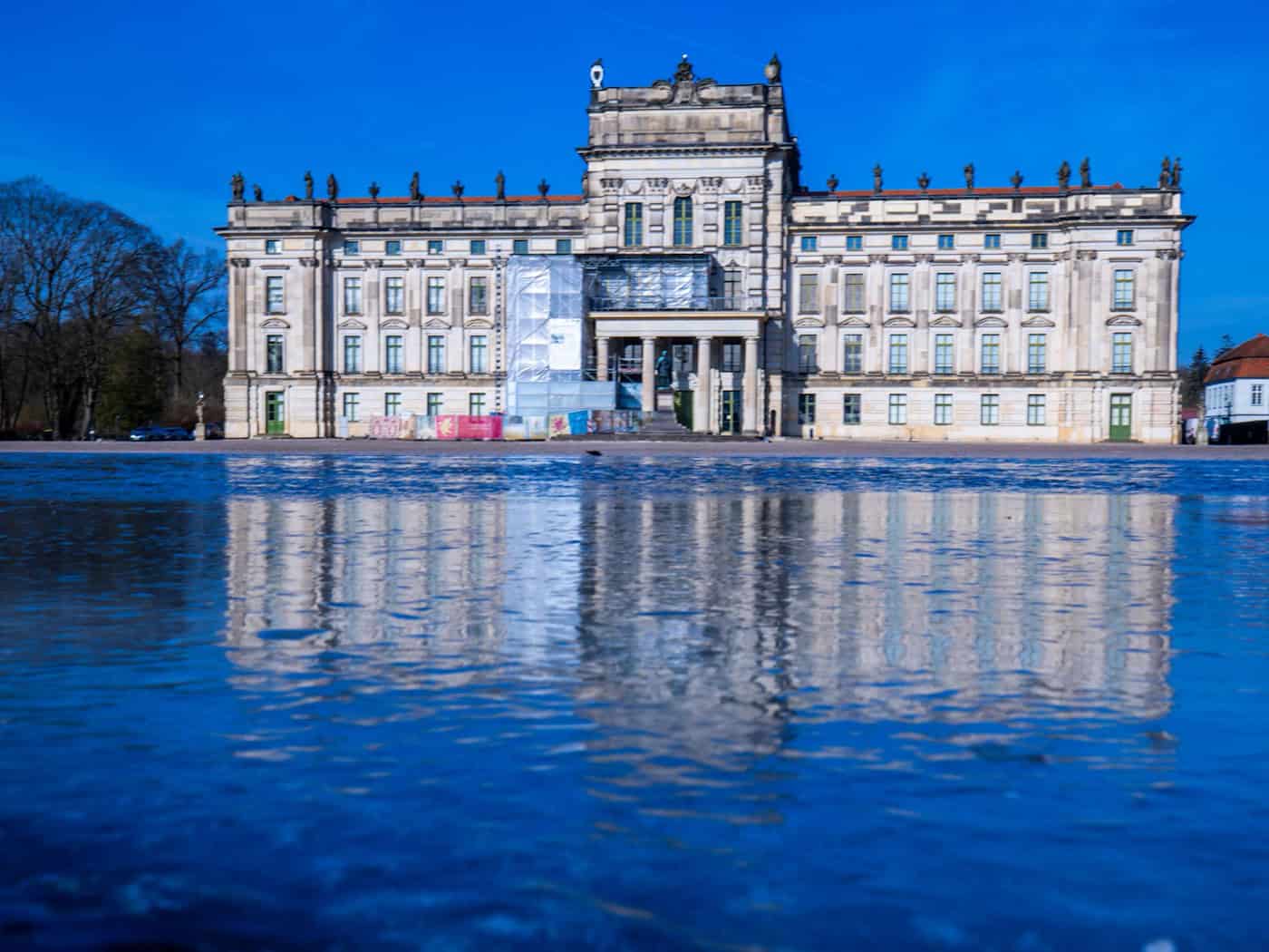 Schloss Ludwigslust ist das Herz einer barocken Anlage, die jährlich Zehntausende Besucher anzieht. (Archivbild) / Foto: Jens Büttner/dpa
