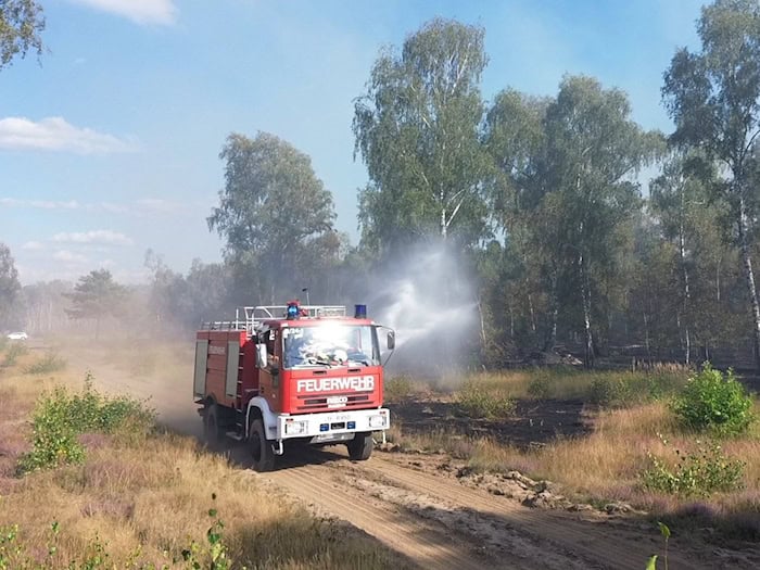Immer wieder muss die Feuerwehr wegen Waldbränden auf dem ehemaligen Truppenübungsplatz bei Jüterbog ausrücken. (Archivbild)  / Foto: Cevin Dettlaff/dpa
