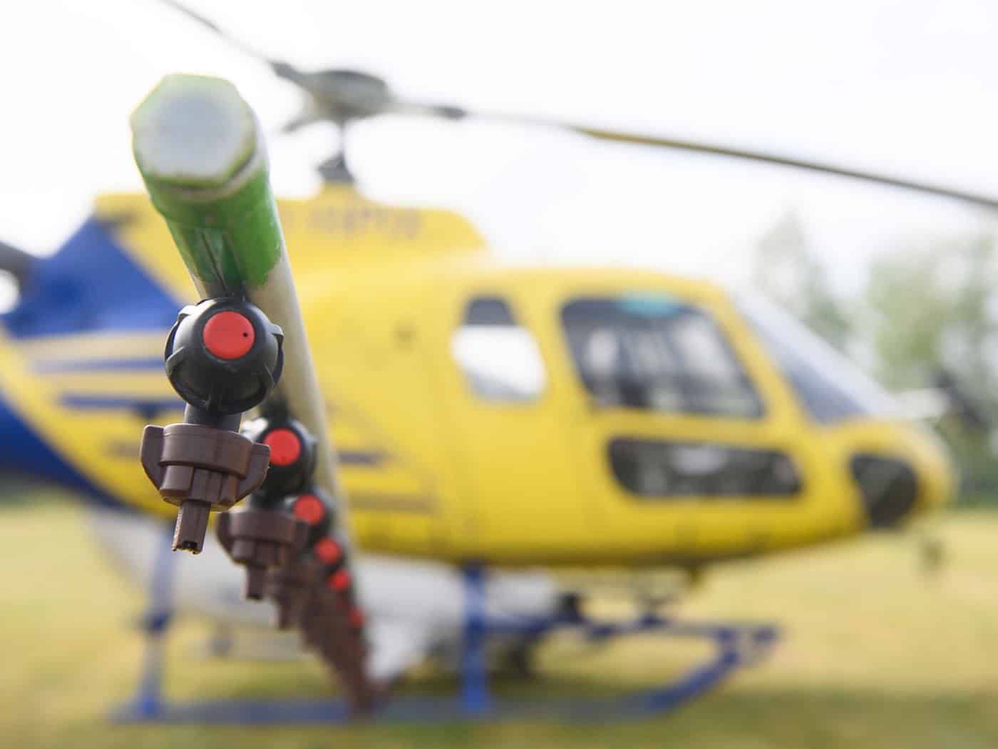 Mit Düsen sprüht ein Hubschrauber ein Bekämpfungsmittel auf Gebiete, die vom Eichenprozessionsspinner befallen sind. (Archivbild)  / Foto: Klaus-Dietmar Gabbert/dpa