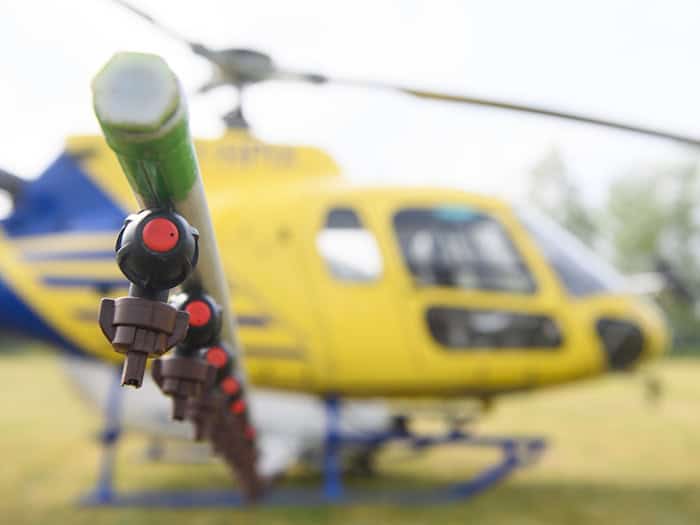 Mit Düsen sprüht ein Hubschrauber ein Bekämpfungsmittel auf Gebiete, die vom Eichenprozessionsspinner befallen sind. (Archivbild)  / Foto: Klaus-Dietmar Gabbert/dpa