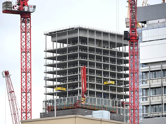 Das Baugewerbe gilt in Berlin laut Förderbank IBB als Wachstumstreiber bei der Wirtschaftsleistung. (Archivbild)  / Foto: Elisa Schu/dpa