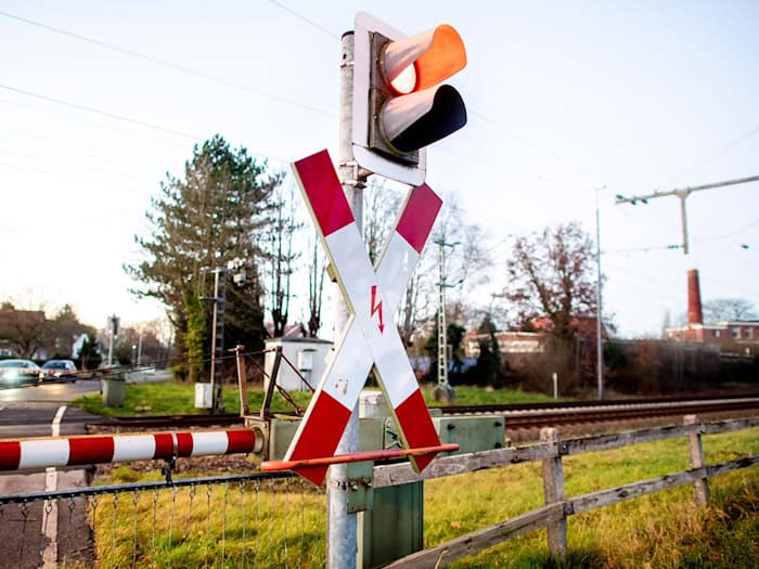 Der Stopp vor einem Bahnübergang dauerte nur wenige Minuten. (Symbolbild) / Foto: Hauke-Christian Dittrich/dpa