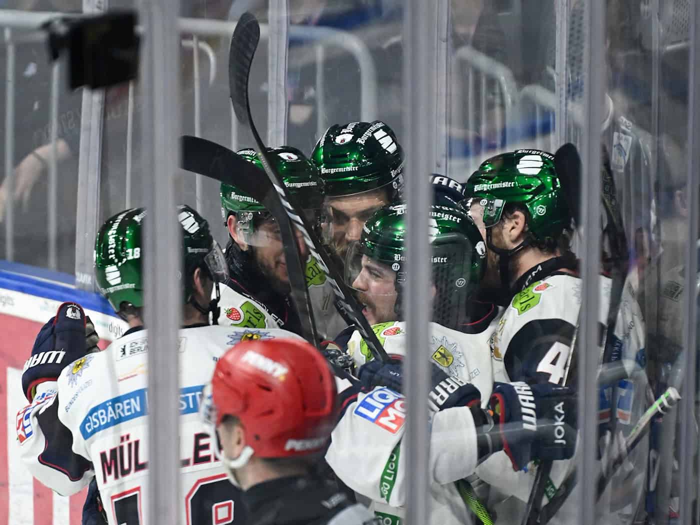 Die Eisbären jubeln über den zwölften Titel in der DEL. / Foto: Florian Wiegand/dpa