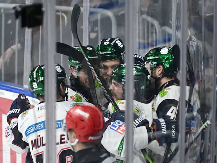 Die Eisbären jubeln über den zwölften Titel in der DEL. / Foto: Florian Wiegand/dpa