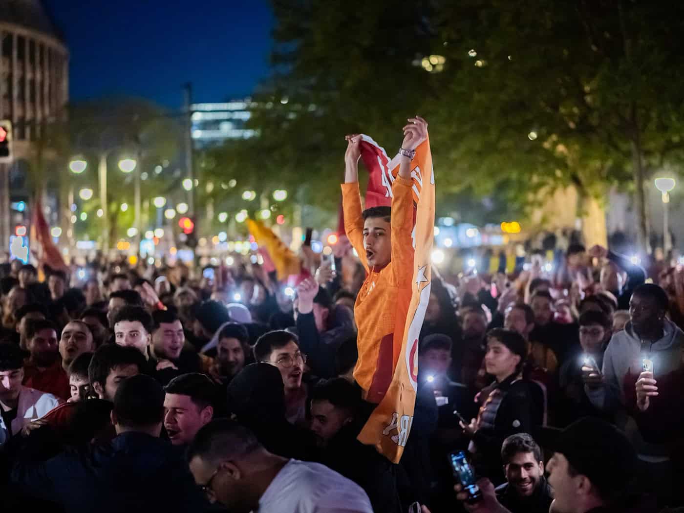 Hunderte Fans versammelten sich nach der perfekt gemachten Meisterschaft von Galatasaray Istanbul auf dem Breitscheidplatz. / Foto: Christoph Soeder/dpa
