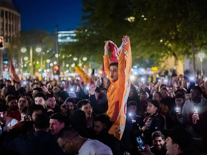 Hunderte Fans versammelten sich nach der perfekt gemachten Meisterschaft von Galatasaray Istanbul auf dem Breitscheidplatz. / Foto: Christoph Soeder/dpa