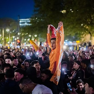 Hunderte Fans versammelten sich nach der perfekt gemachten Meisterschaft von Galatasaray Istanbul auf dem Breitscheidplatz. / Foto: Christoph Soeder/dpa