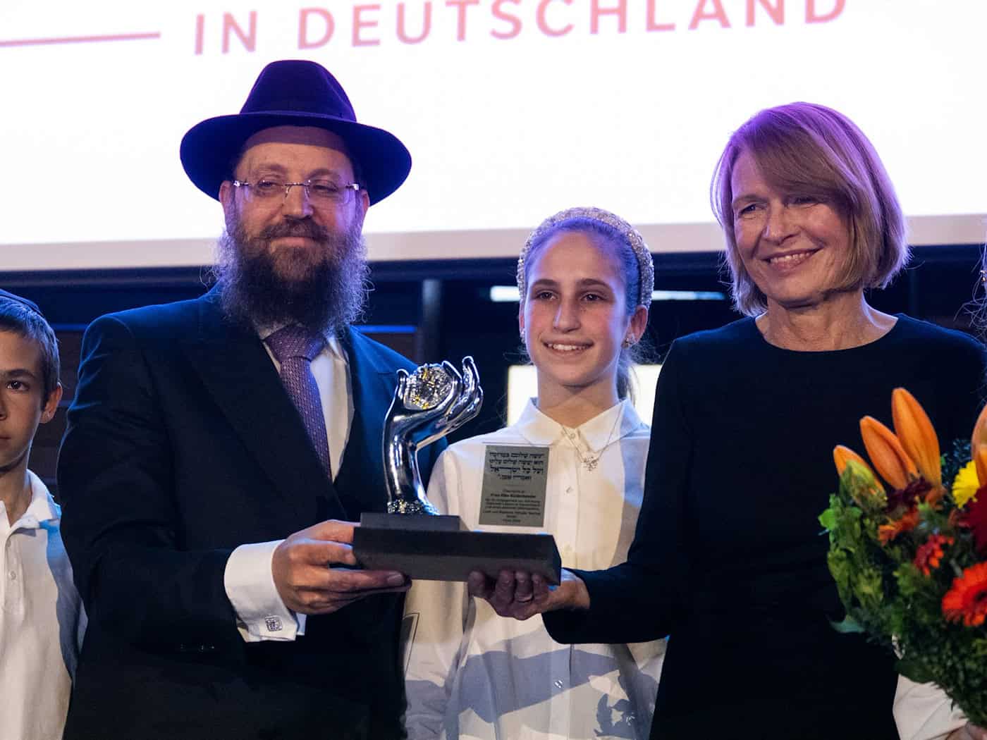 Rabbiner Yehuda Teichtal übergab den Preis an Elke Büdenbender. / Foto: Christophe Gateau/dpa