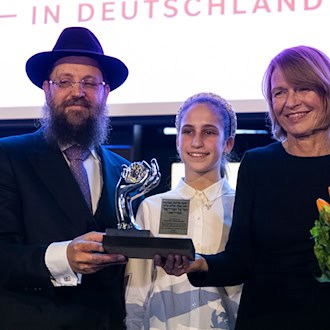 Rabbiner Yehuda Teichtal übergab den Preis an Elke Büdenbender. / Foto: Christophe Gateau/dpa