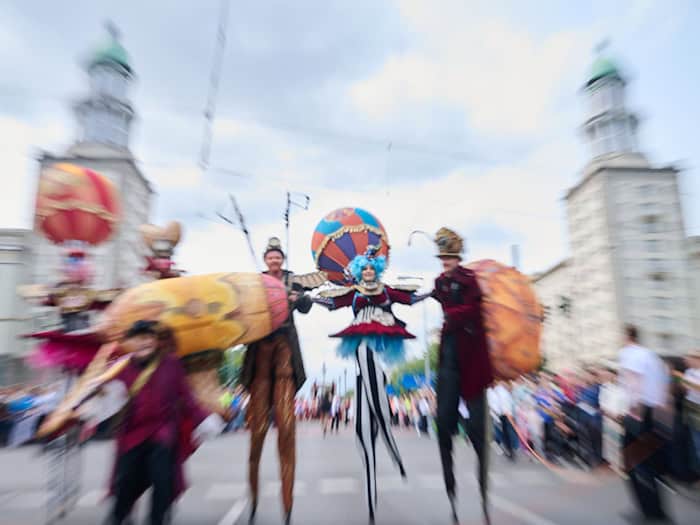 Beim Karneval der Kulturen wird gefeiert – und erstmals um Spenden gebeten. (Archivbild) / Foto: Annette Riedl/dpa