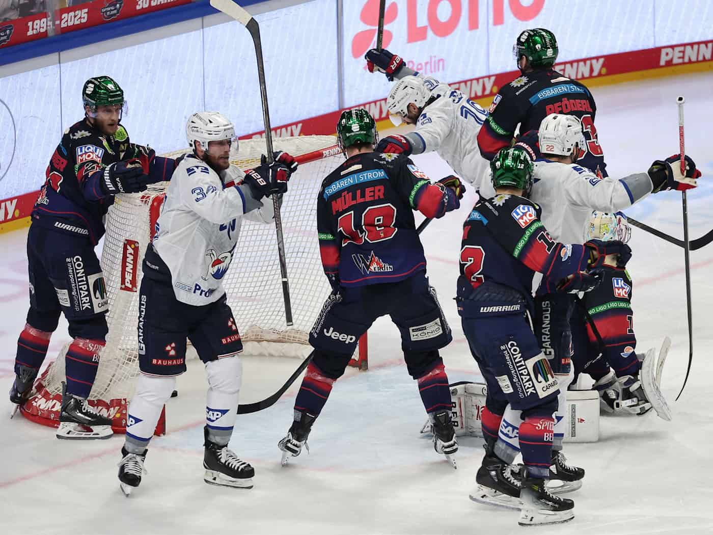 Titelentscheidung vertagt: Der Mannheimer Luke Esposito trifft in der Verlängerung und besiegelt die Niederlage der Eisbären Berlin im vierten DEL-Finale. / Foto: Andreas Gora/dpa