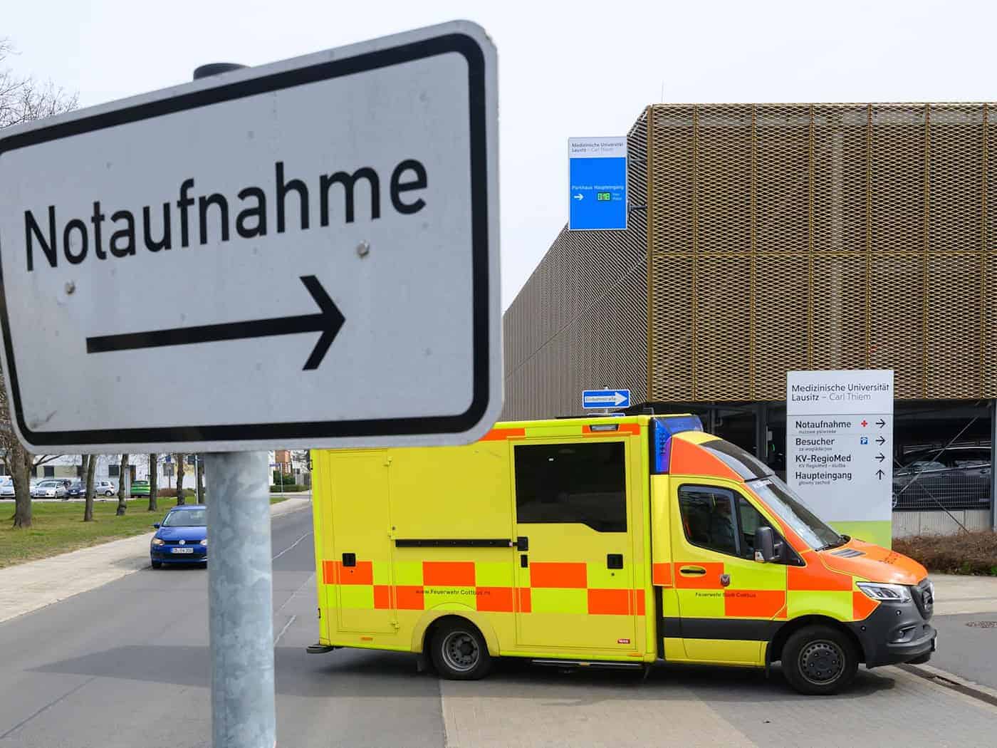 Die Stadt Cottbus verschickt nach einer Einigung mit den Krankenkassen über die Kosten von Rettungsfahrten keine Gebührenbescheide an Patientinnen und Patienten. (Archivbild)  / Foto: Patrick Pleul/dpa