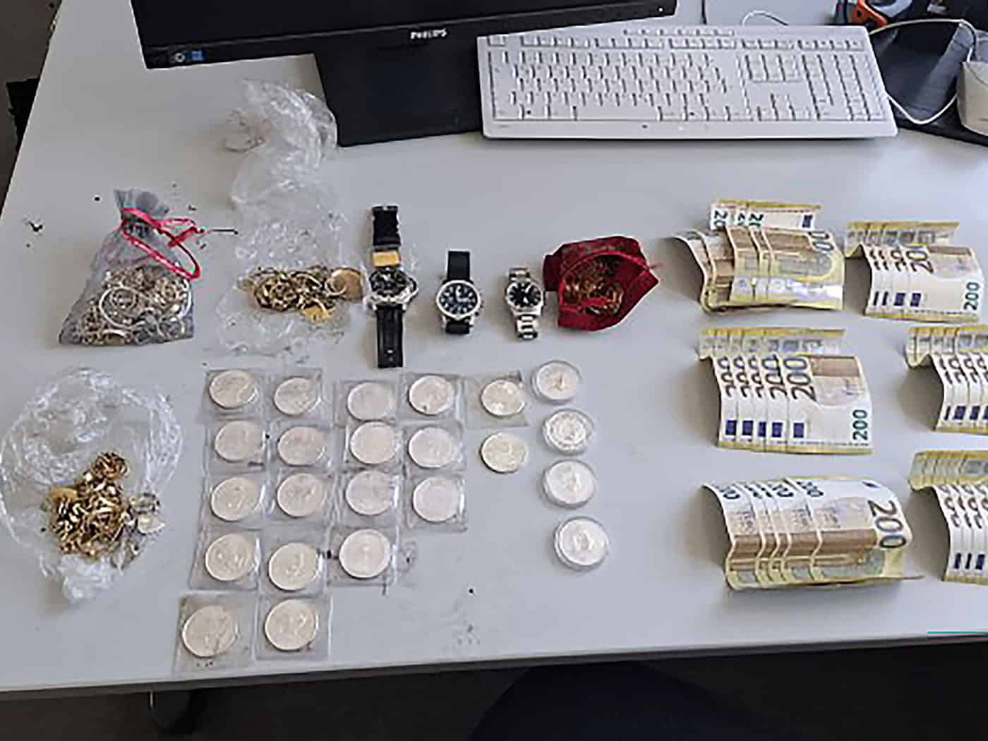 Ein Kind einer Kitagruppe hat auf einem Berliner Spielplatz Silbermünzen und andere Kostbarkeiten gefunden. (Handout) / Foto: -/Polizei Berlin/dpa