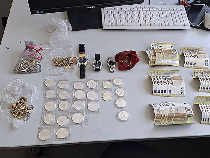 Ein Kind einer Kitagruppe hat auf einem Berliner Spielplatz Silbermünzen und andere Kostbarkeiten gefunden. (Handout) / Foto: -/Polizei Berlin/dpa