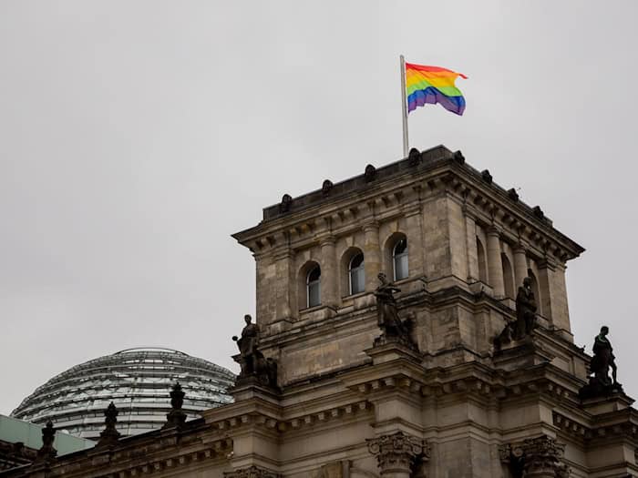 2022 wehte die Regenbogenflagge erstmals zum Berliner Christopher Street Day auf dem Bundestag. (Archivbild)  / Foto: Christoph Soeder/dpa