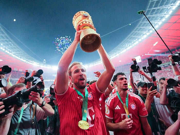 Harry Kane jubelt mit dem DFB-Pokal.  / Foto: Michael Kappeler/dpa