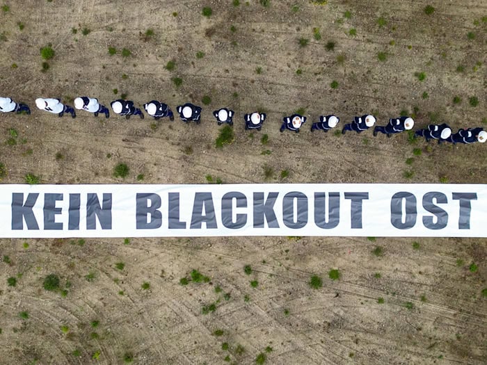 Der Energiekonzern Leag in der Lausitz befürchtet, dass der Osten beim Bau neuer Gaskraftwerke nicht zum Zuge kommt. Beschäftigte wollen ein Zeichen des Protests auch ans Bundeswirtschaftsministerium senden.  / Foto: Patrick Pleul/dpa
