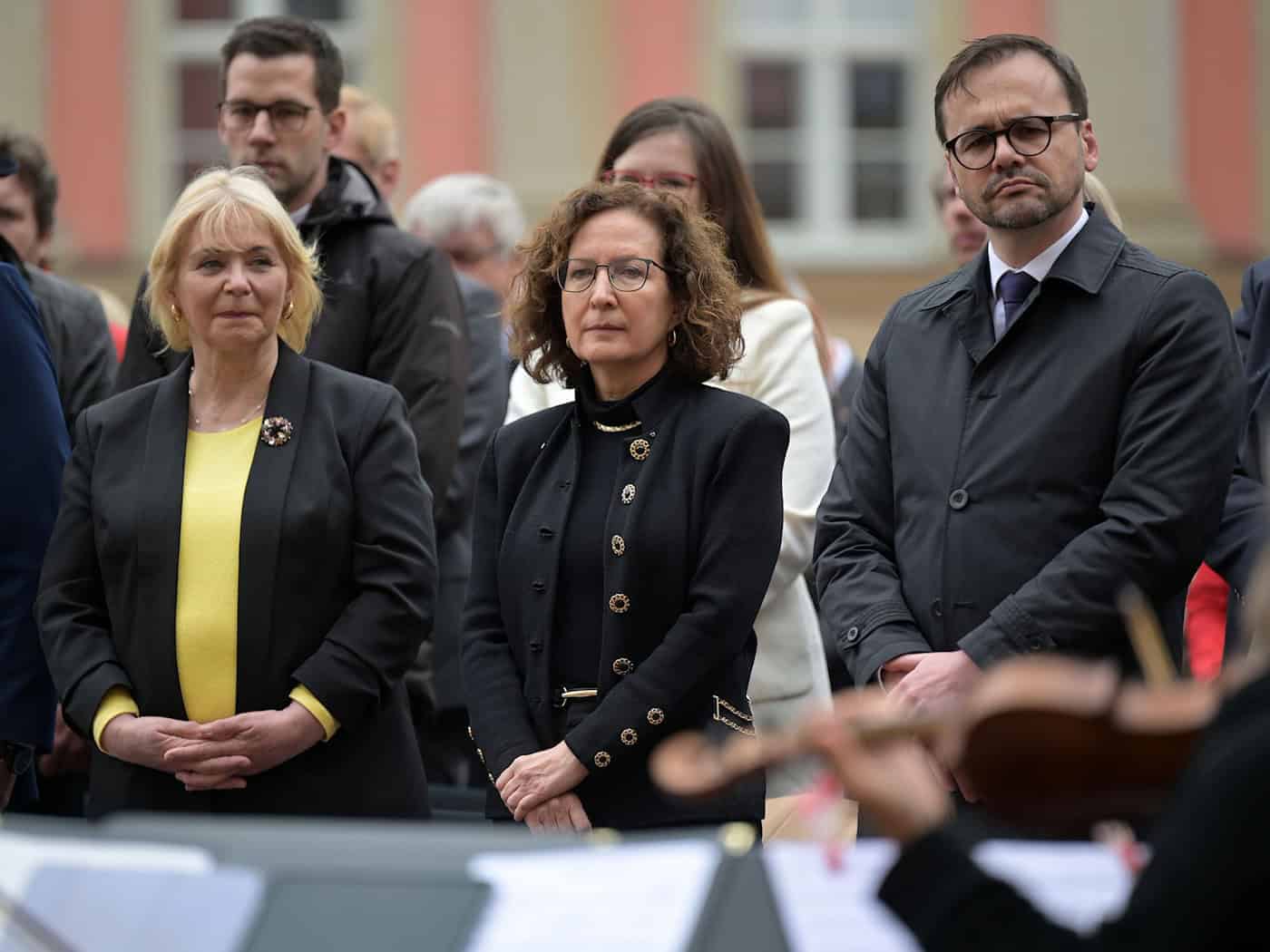Bei einer Feierstunde zum Ende des Zweiten Weltkrieges haben Brandenburgs Landtagspräsidentin Ulrike Liedtke, Vize-Ministerpräsident Jan Redmann und die Botschafterin Kanadas in Deutschland, Vera Alexander, an den 8. Mai 1945 erinnert. / Foto: Michael Bahlo/dpa