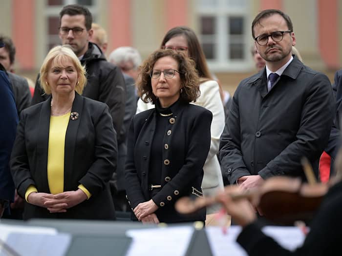 Bei einer Feierstunde zum Ende des Zweiten Weltkrieges haben Brandenburgs Landtagspräsidentin Ulrike Liedtke, Vize-Ministerpräsident Jan Redmann und die Botschafterin Kanadas in Deutschland, Vera Alexander, an den 8. Mai 1945 erinnert. / Foto: Michael Bahlo/dpa