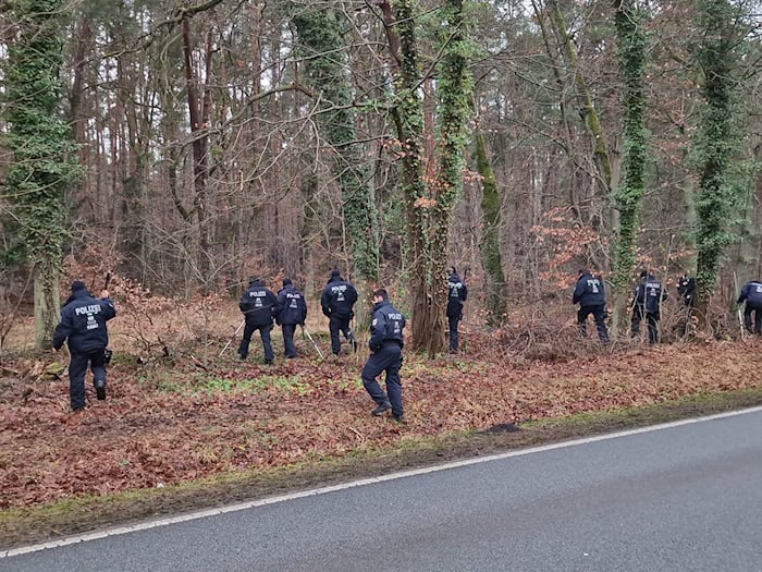 Bereits im vergangenen Jahr suchten Polizisten nach einem seit 2024 vermissten Mann aus Rathenow im Havelland. (Archivbild)  / Foto: Cevin Dettlaff/dpa