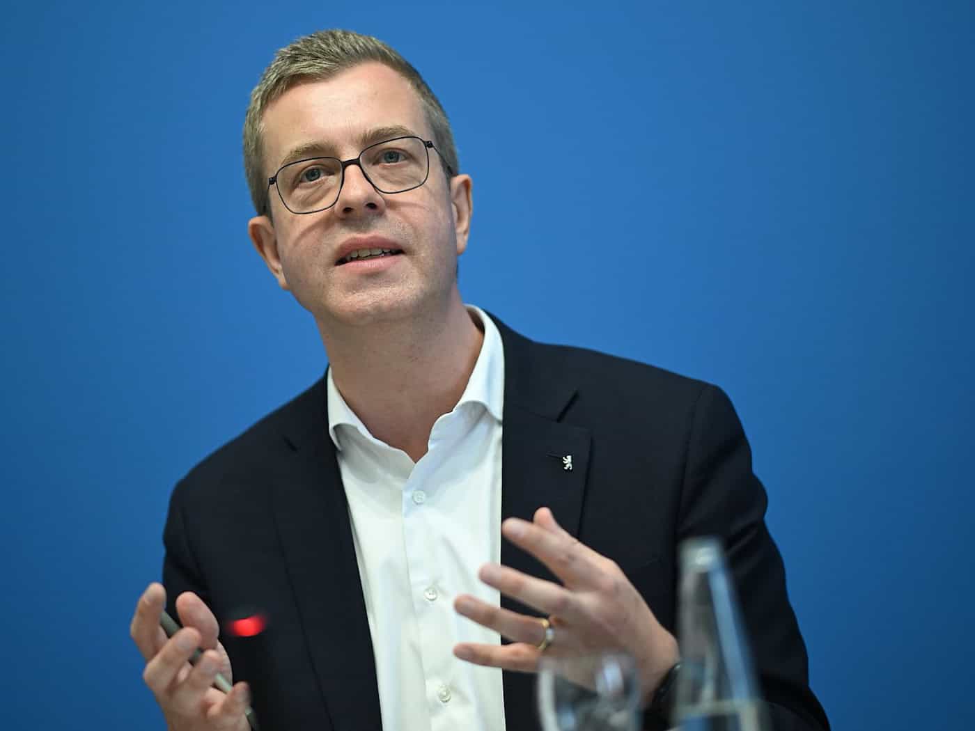 Stefan Evers (CDU), Berliner Senator für Finanzen, ist für den Rest der Legislaturperiode auch für die Kulturverwaltung zuständig. (Archivbild)  / Foto: Britta Pedersen/dpa