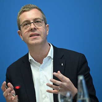 Stefan Evers (CDU), Berliner Senator für Finanzen, ist für den Rest der Legislaturperiode auch für die Kulturverwaltung zuständig. (Archivbild)  / Foto: Britta Pedersen/dpa