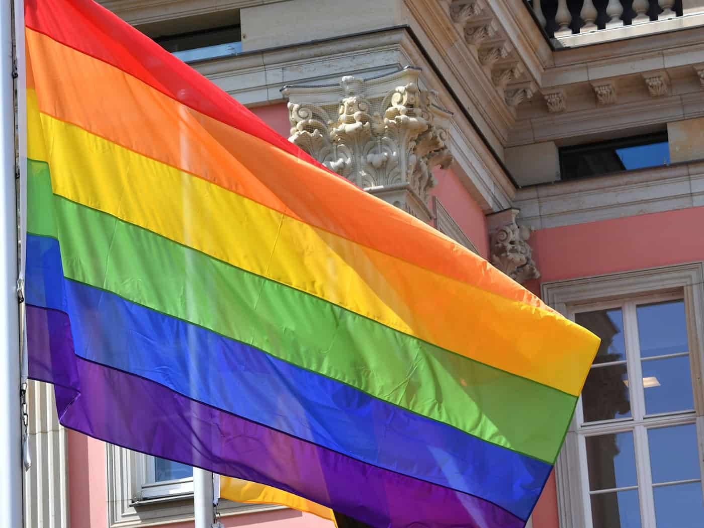 Brandenburgs Landtagspräsidentin Ulrike Liedtke und Gleichstellungsminister René Wilke wollen am Montag als Zeichen für Toleranz die Regenbogenfahne vor dem Landtag hissen. (Archivbild) / Foto: Bernd Settnik/dpa-Zentralbild/dpa