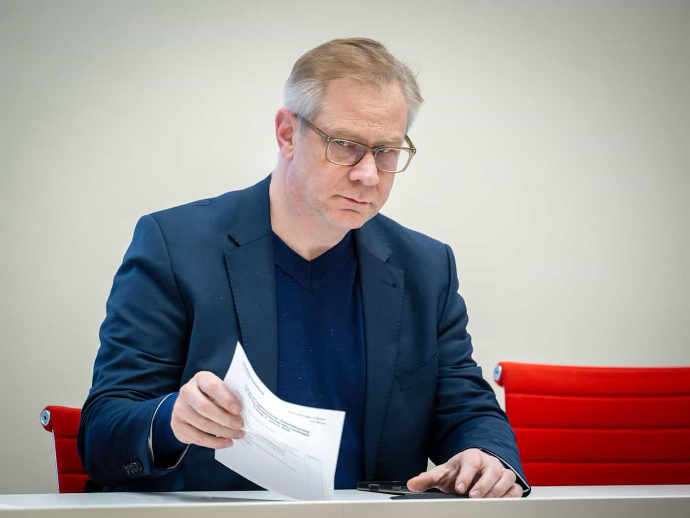 Der Beauftragte gegen Antisemitismus des Landes Brandenburg, Andreas Büttner, hatte 2023 eine Firma mit zwei Bekannten gegründet. Jetzt gibt es dazu eine Prüfung der Landtagverwaltung, weil Beamte für bestimmte Nebentätigkeiten einen Genehmigung brauchen. (Archivbild) / Foto: Soeren Stache/dpa